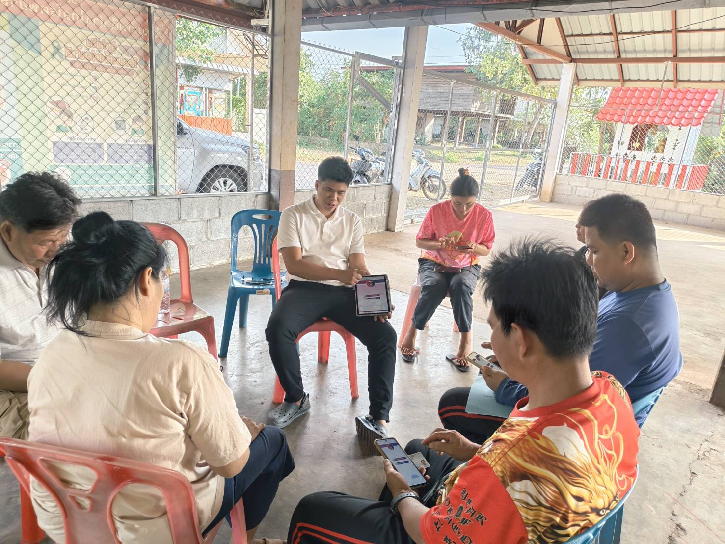 🏢สพอ.โซ่พิสัย : ลงพื้นที่ติดตามการจัดเก็บข้อมูล จปฐ. บ้านหนองแวง หมู่ 2 ตำบลถ้ำเจริญ