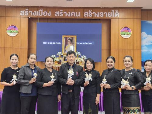 🏢สพอ.โซ่พิสัย : ร่วมกิจกรรม "Kick-off รวมพลังสตรีและจิตอาสา ประดิษฐ์ดอกไม้จันทน์ ร้อยดวงใจถวายความอาลัย สมเด็จพระบรมราชชนนีพันปีหลวง"